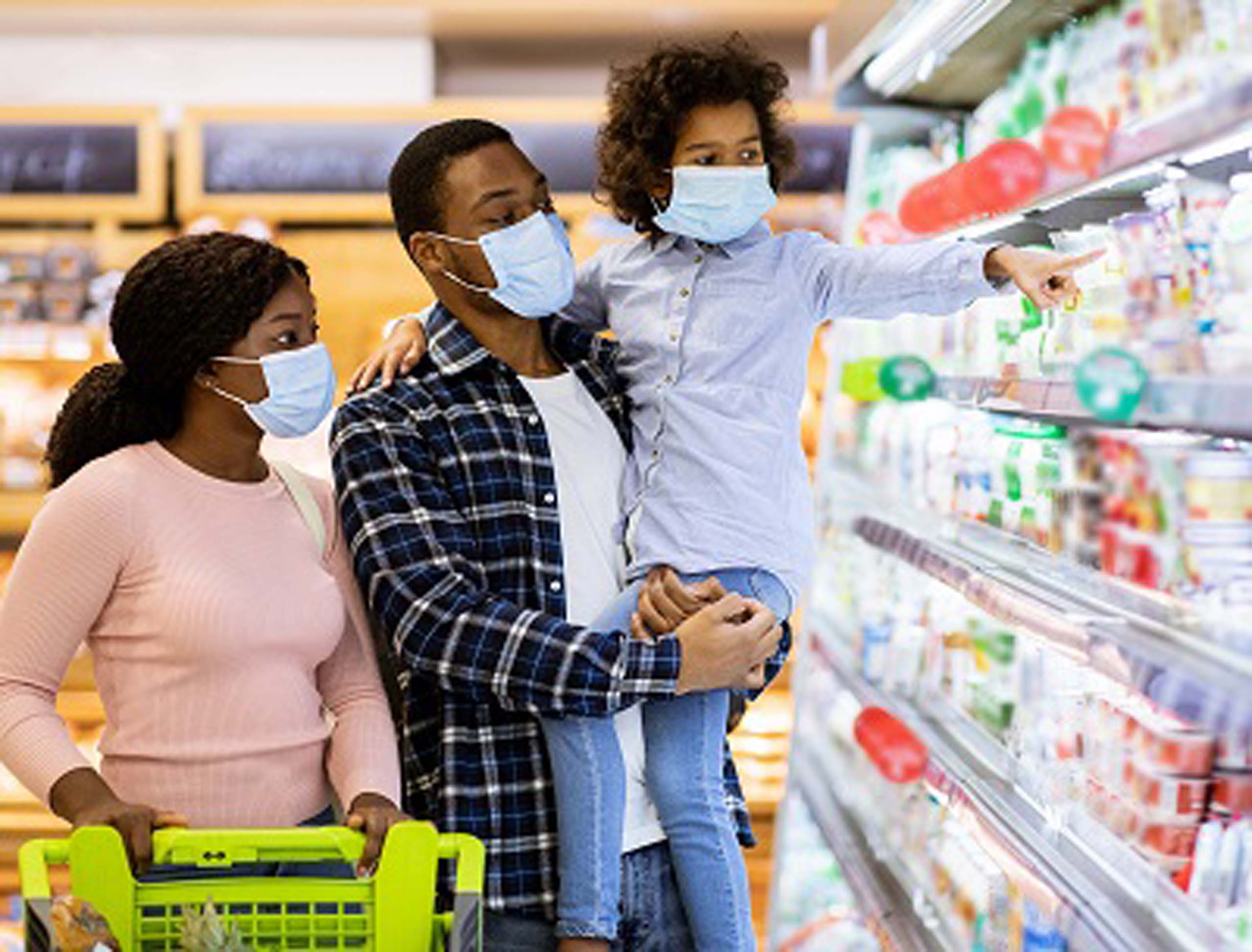 Family shopping for groceries during pandemic